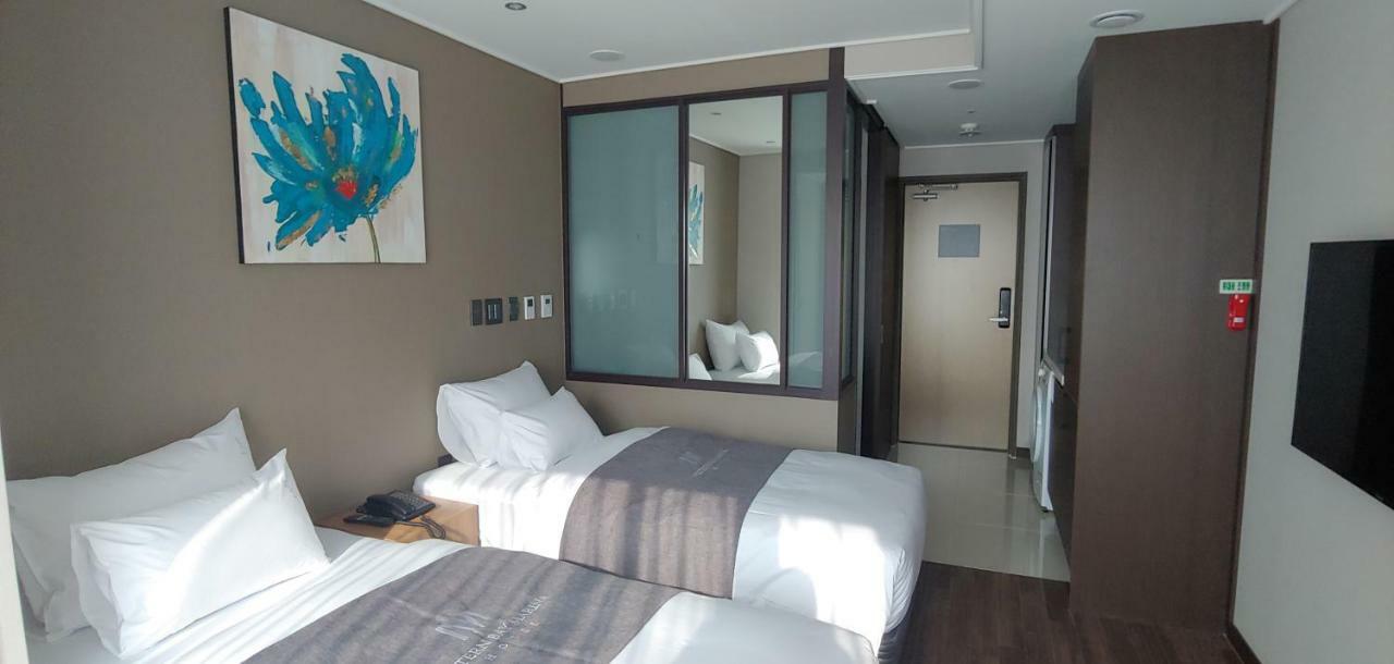 Western Bay Marina Hotel Phjongthek Kültér fotó